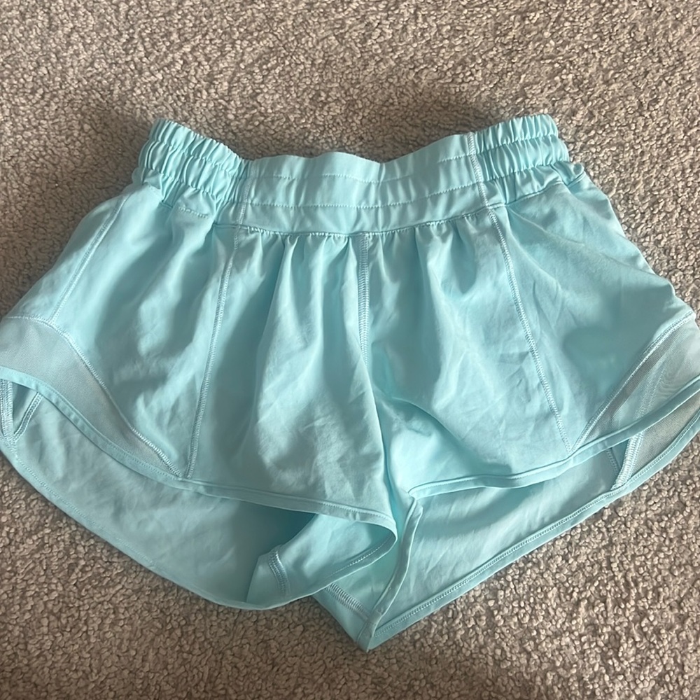 luluemon size 4 hotty hot shorts never worn great conditon 2.5 inch